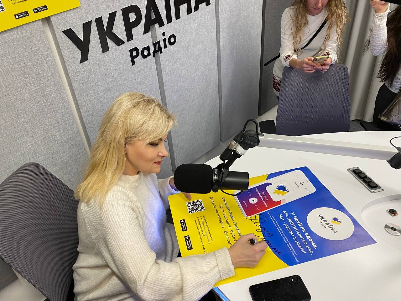 Марія Бурмака залишає побажання у студії «Радіо Україна», м. Прага, 2022 